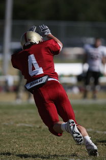 AYX体育-球队是否通过边路连续推进撕裂密集防守线路